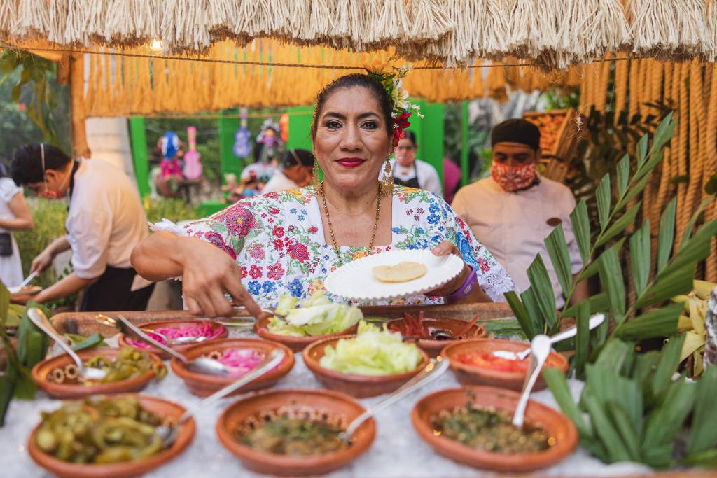 Mujer cocinera tradicional en Xcaret