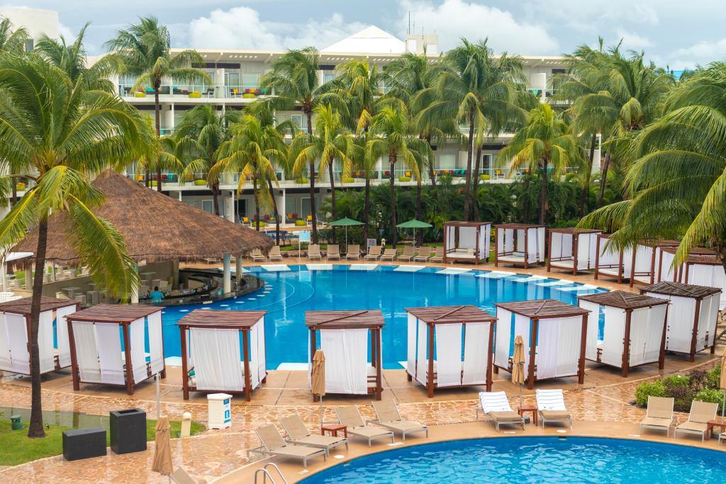 Camas balinesas del hotel Azul Beach Resort