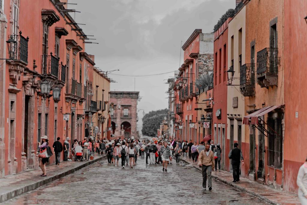 Turistas caminando en San Miguel de Allende