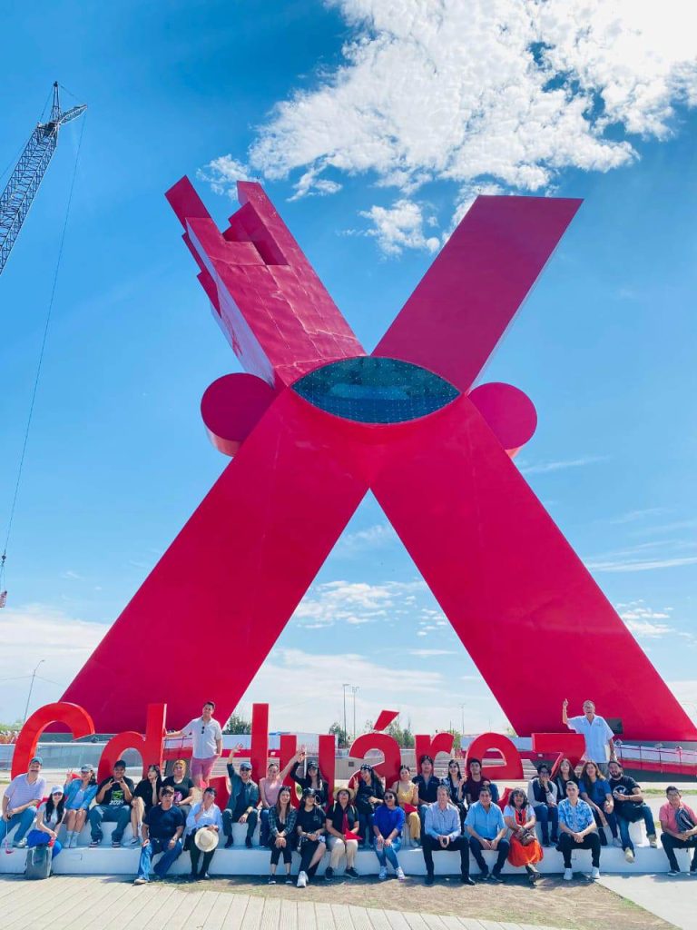 Anfitriones turísticos en el monumento a la Mexicanidad