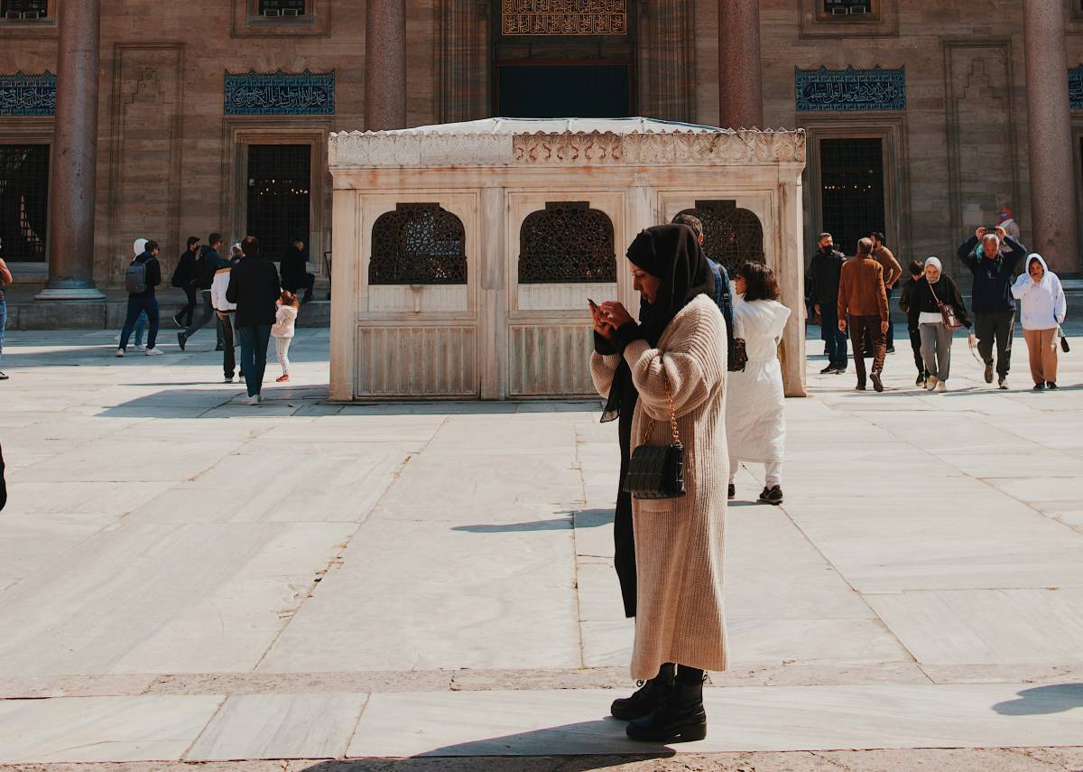 Mujer parada en Estambul, ciudad turca..