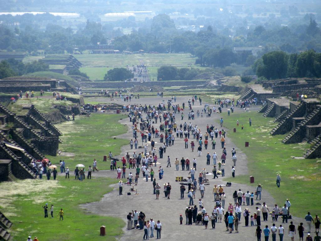 Turistas caminando en la Zona Arqueológica de Teotihuacán