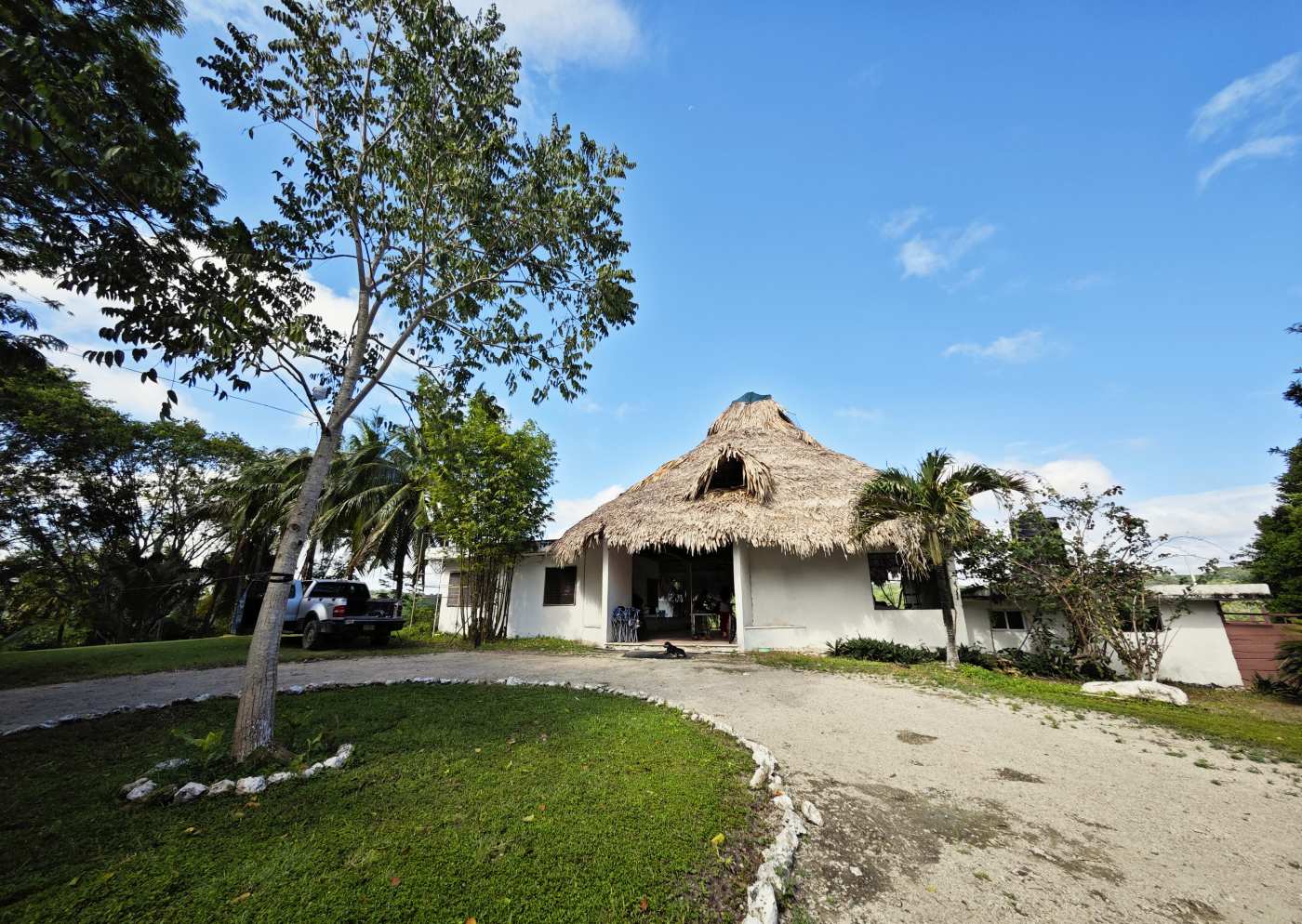 Palapa principal del campamento base en Mayan World Adventures