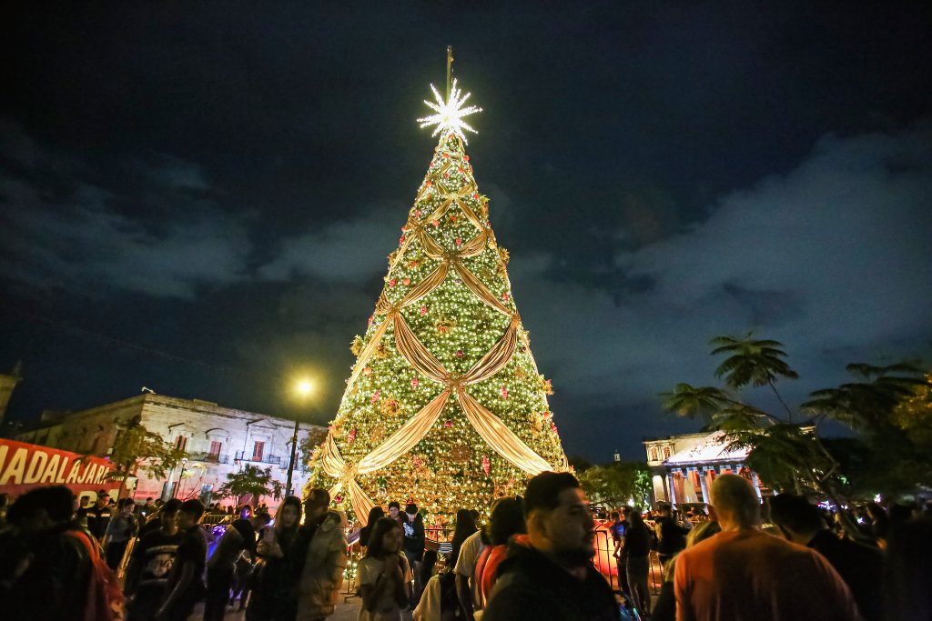 Árbol de Navidad en la Plaza Liberación de Guadalajara