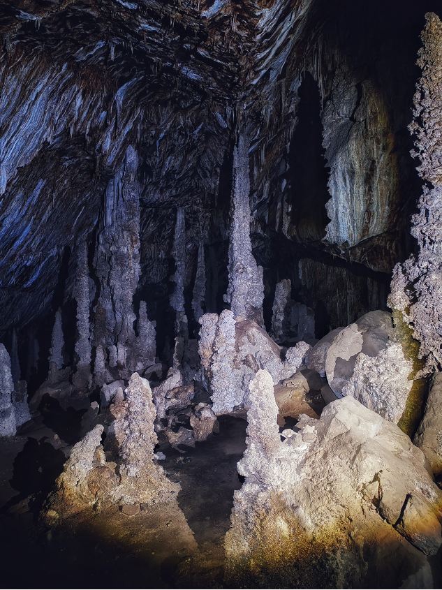 Estalagmitas y estalactitas en las Grutas de Xahja