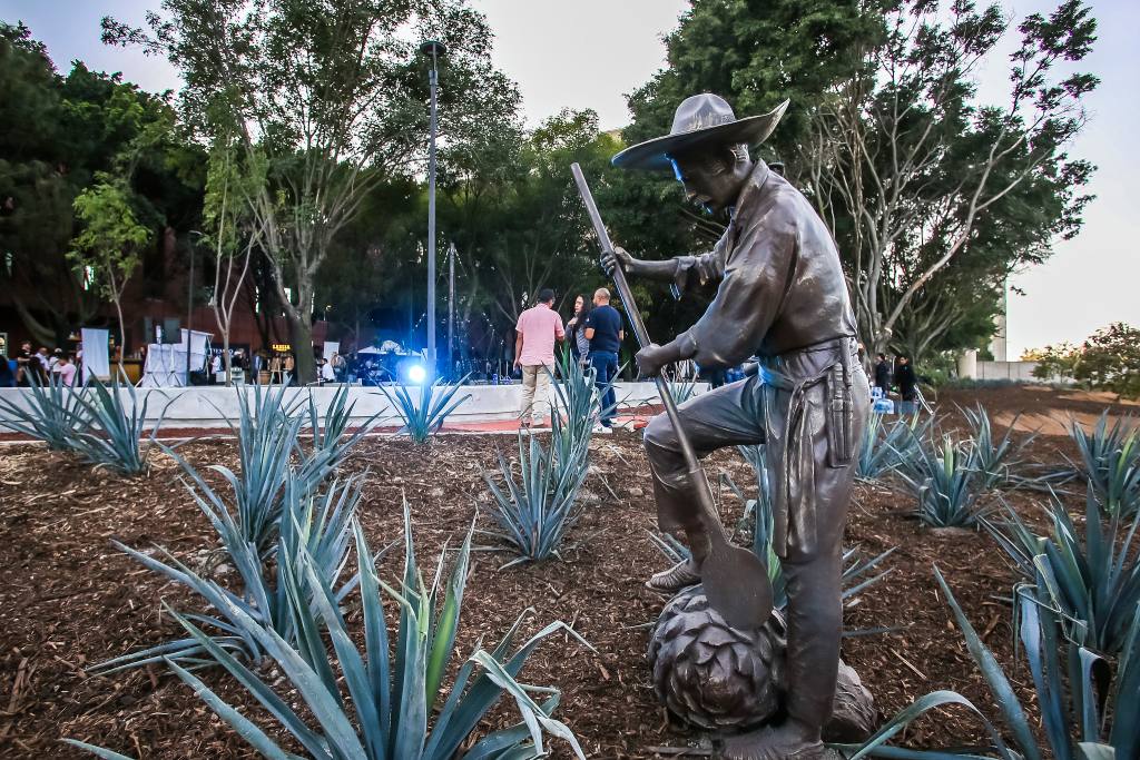 Estatua de un jimador en Tequila Lab