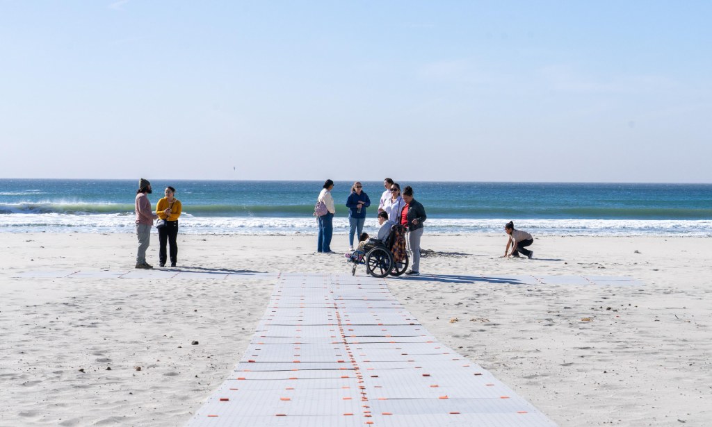 Tapetes modulares en playas de Rosarito