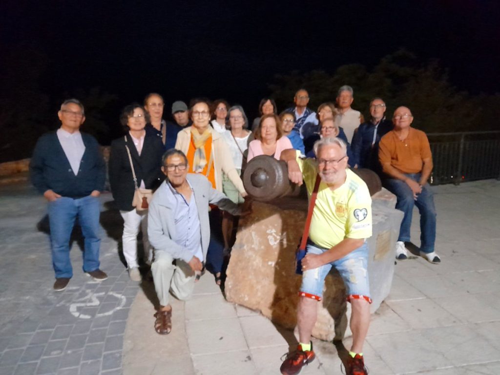 participantes en la visita nocturna a Morella