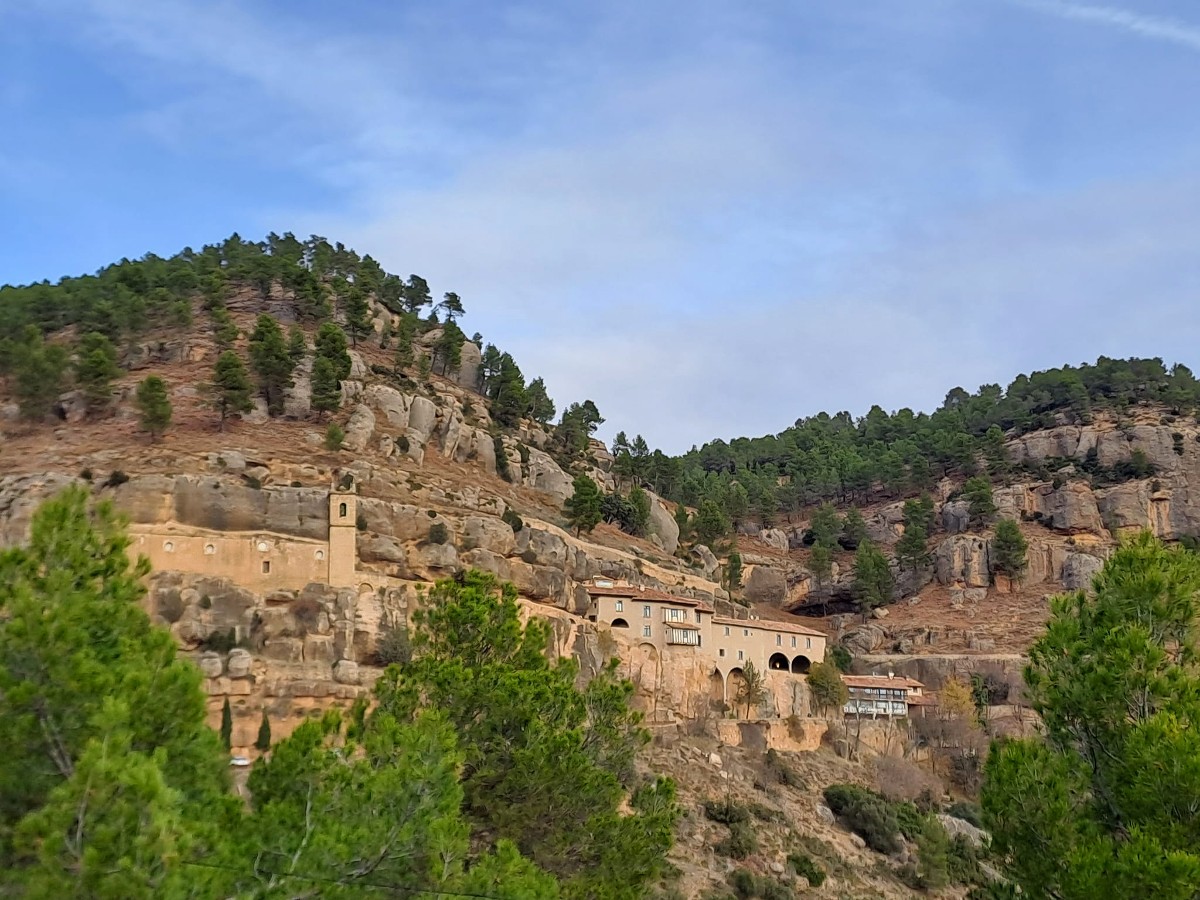 Vista del santuario de la Balma desde los accesos