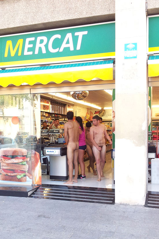 Turistas italianos deambulando desnudos en España