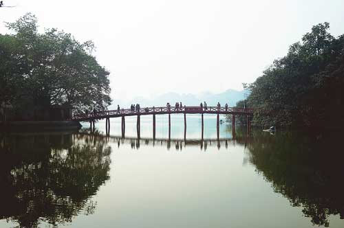 Puente-Lago-en-Hanói---Vietnam