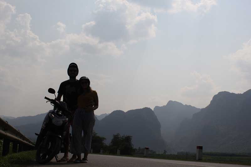 en-moto-en-las-famosas-formaciones-kársticas-de-Ninh-Binh