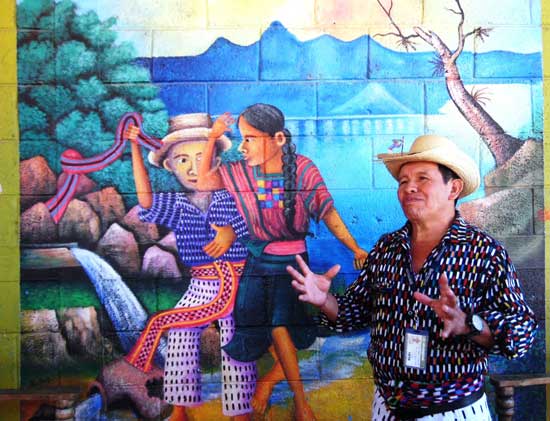 Guillermo, presidente y guía, explica uno de los murales.