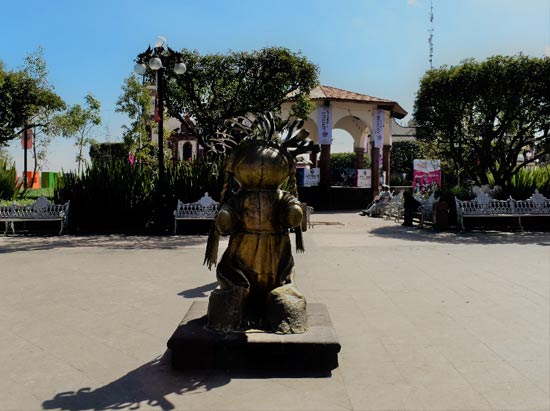 Estatua de bronce de muñeca-artesanal en Amealco de Bonfil