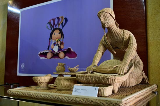 Muñeca tejida en el museo de la muñeca