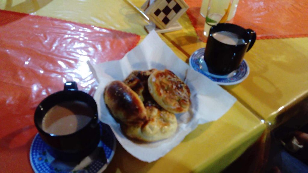 Chocolate caliente y pan de muerto recién horneado en Pinal de Amoles Querétaro