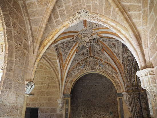 al interior del monasterio