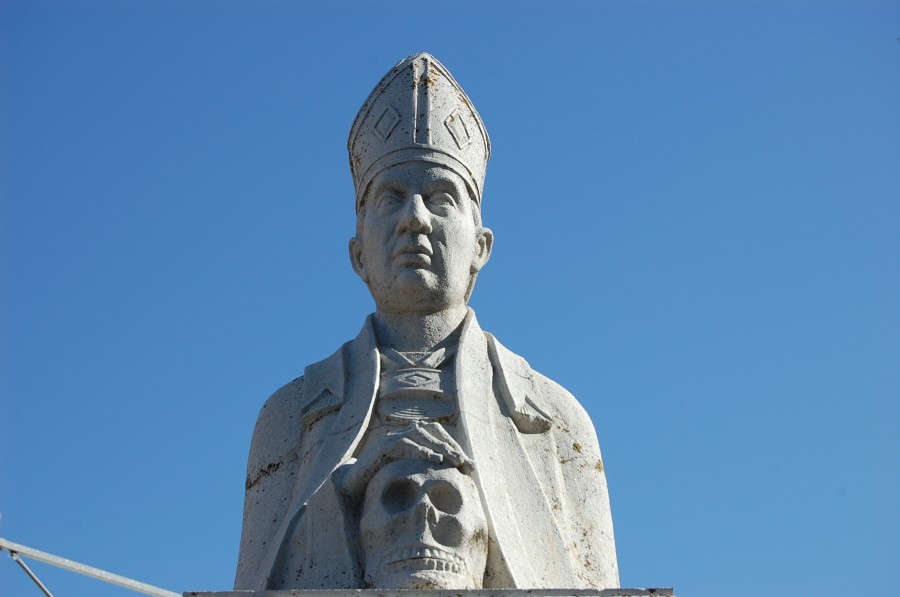 Busto de piedra de Fray Antonio Alcalde