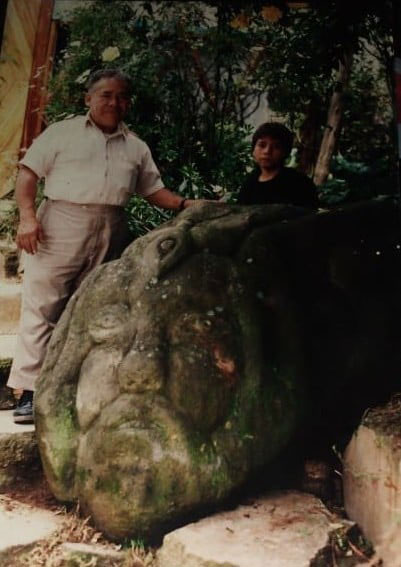 René Hernandéz F junto a escultura labrada en piedra de Los Dinamos