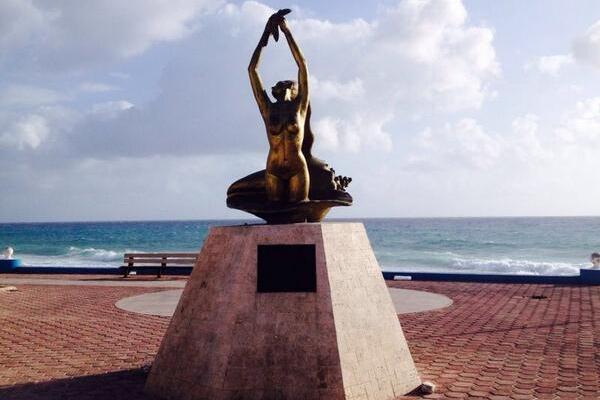 Monumento a la trigueña en isla mujeres 2