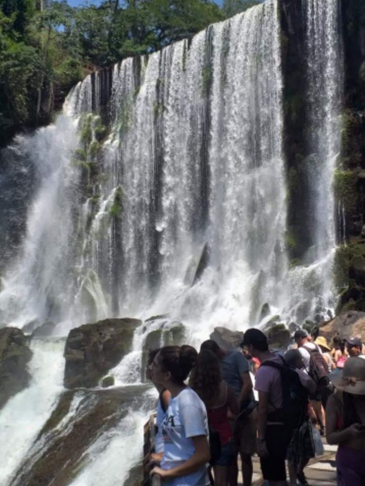 Cataratas del Iguazú con turistas