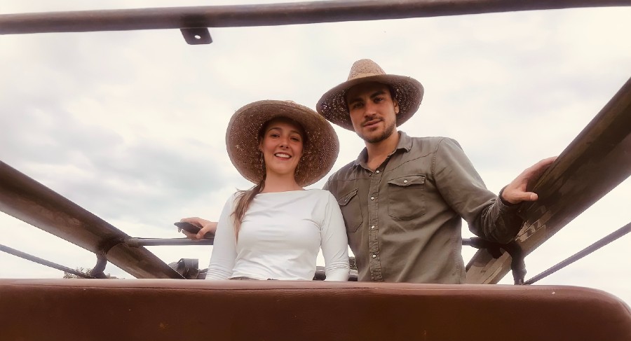 Camila Gutierrez y amigo en Safari