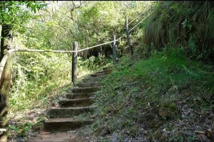 Escalinatas para acceder a la cima del Peñón de Teyú Cuaré