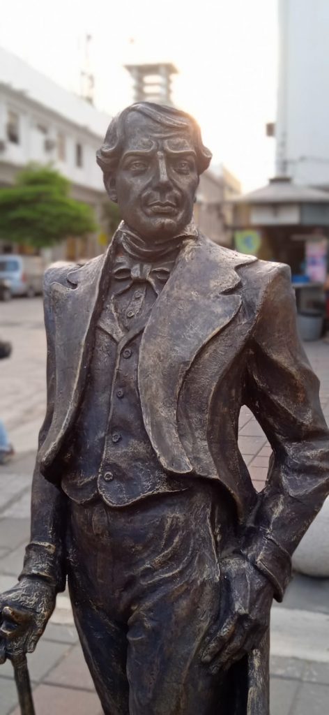 Escultura de Vicente Rocafuerte en la calle Panamá