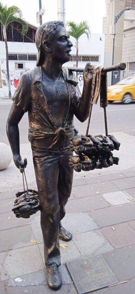Escultura del cangrejero en la calle Panamá