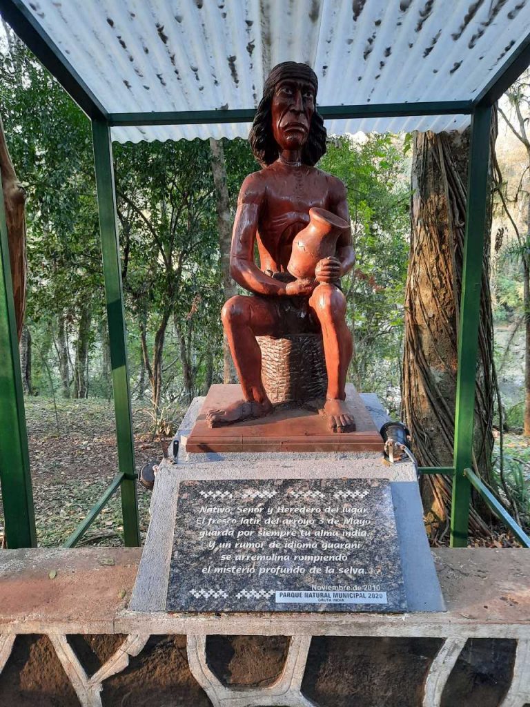 Monumento a la comunidad originaria en la Gruta India