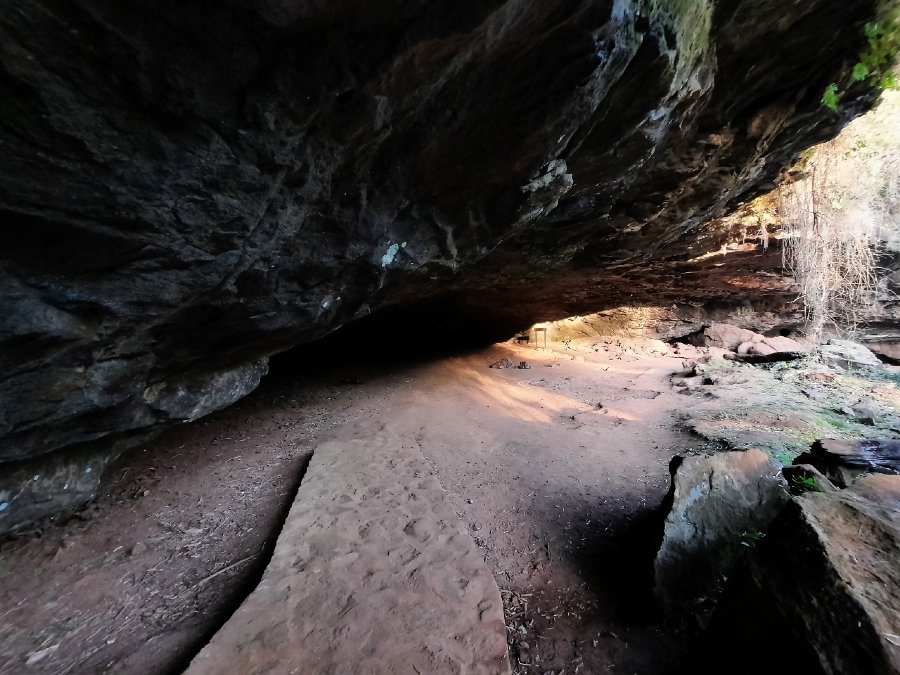 Vista de la cueva desde el interior en la Gruta India