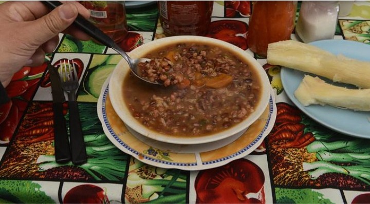 Jopará plato tradicional acompañado con mandioca