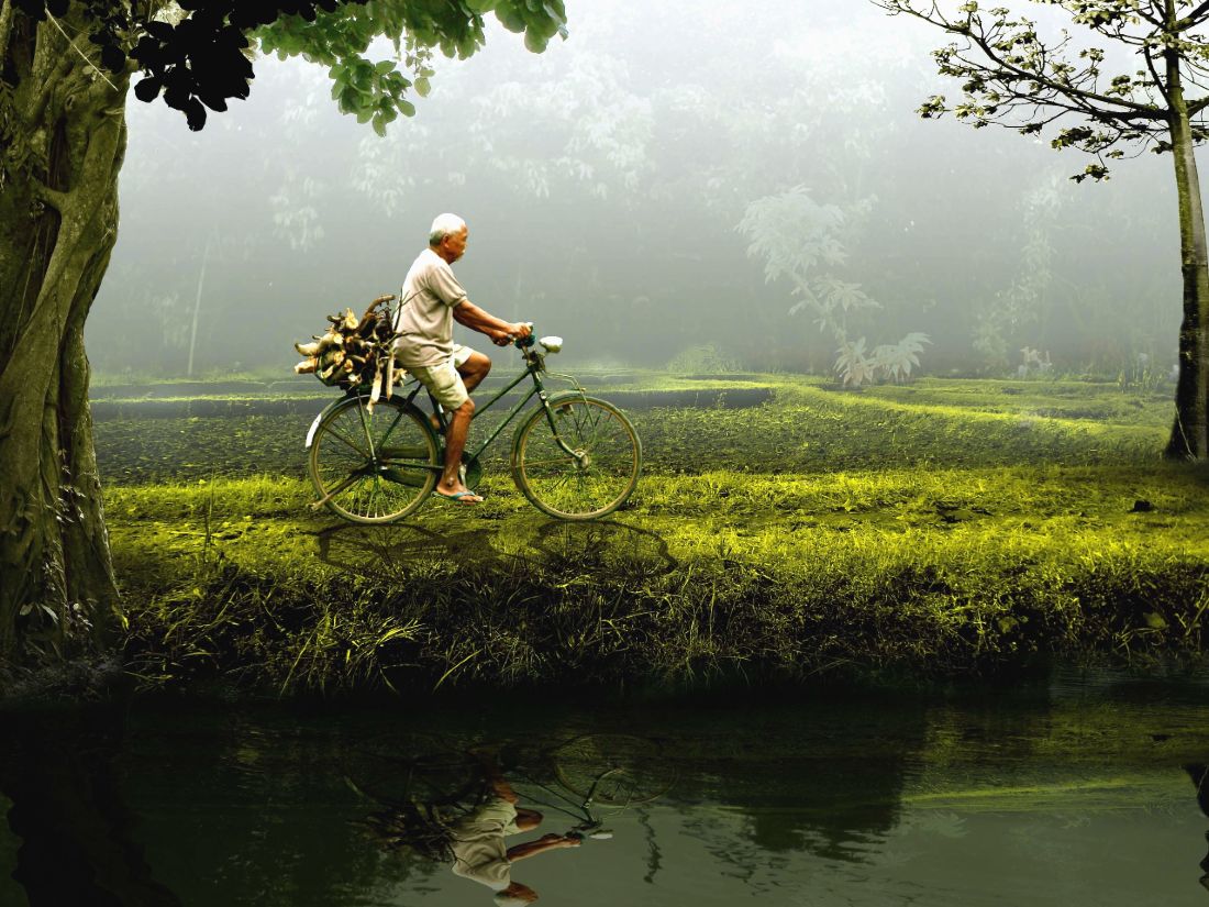 Hombre en bicicleta en la naturaleza