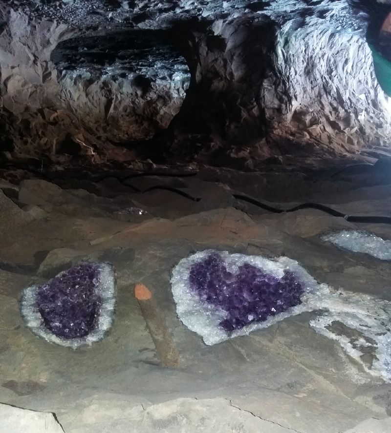 Minas de Wanda. Túneles donde se pueden ver las geodas incrustadas en la piedra basalto