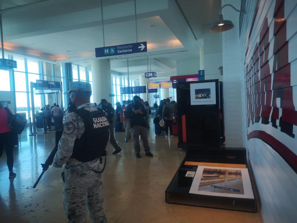 Auncio caído en el aeropuerto de Cancún con la Guardia Nacional 2