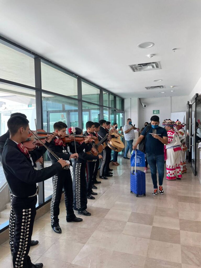 Gente del vuelo inaugural de Aeroméxico en Puerto Vallarta