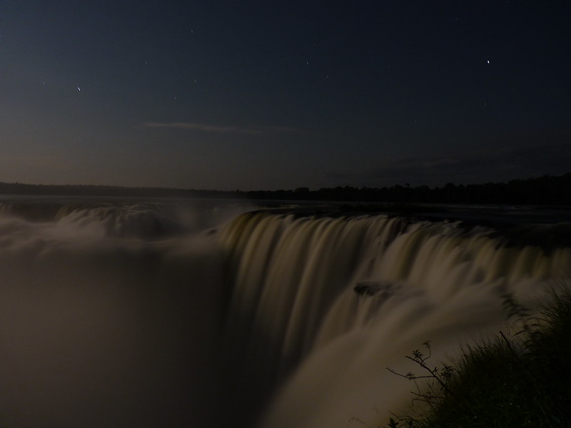 La luna llena iluminando la Garganta del Diablo en el Parque Nacional Iguazú