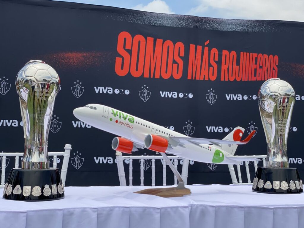 Viva Aerobus y trofeos del Atlas