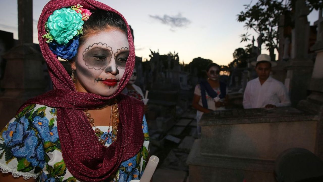 En Nashua, una comunidad mexicana del mismo pueblo cuenta con esta mujer  para el Día de los Muertos