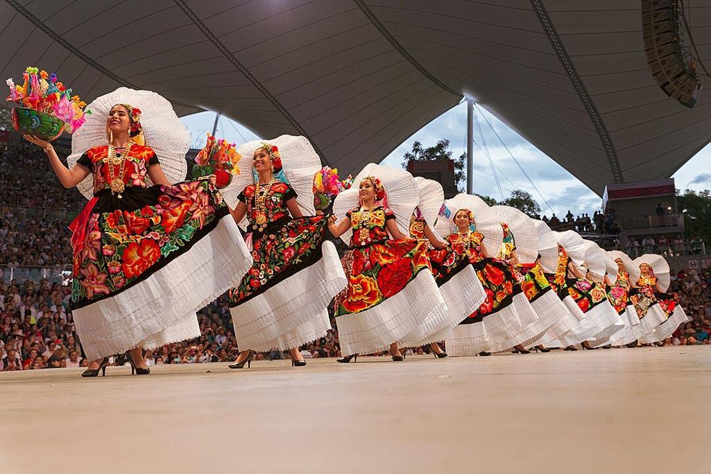 Mujeres bailando en la Guelaguetza en Oaxaca