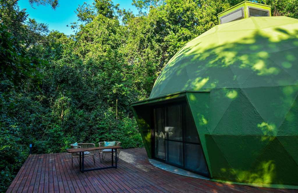 Domo geodésico en medio de la selva con un deck privado - Momora Lodge