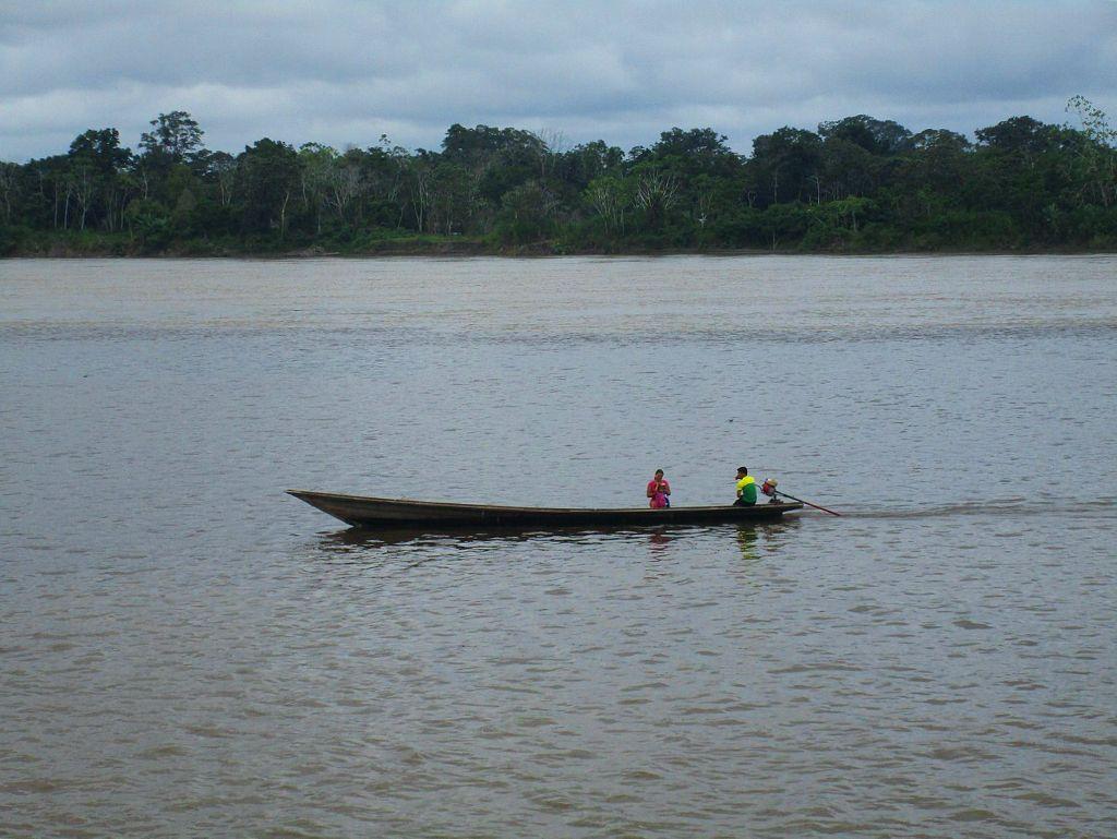 Bote en el Río Napo en el distrito de Mazán