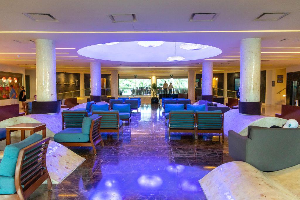 Lobby del hotel Azul Beach Resort