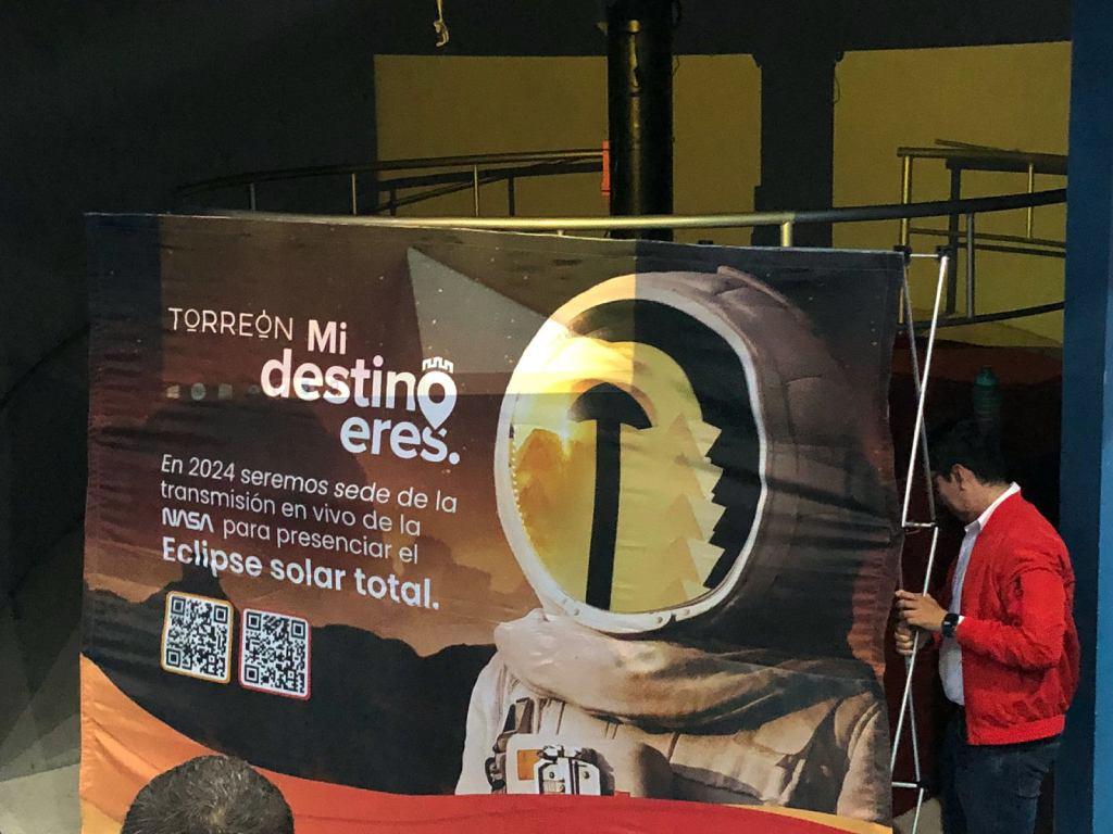 Lona eclipse solar 2024 en Torreón