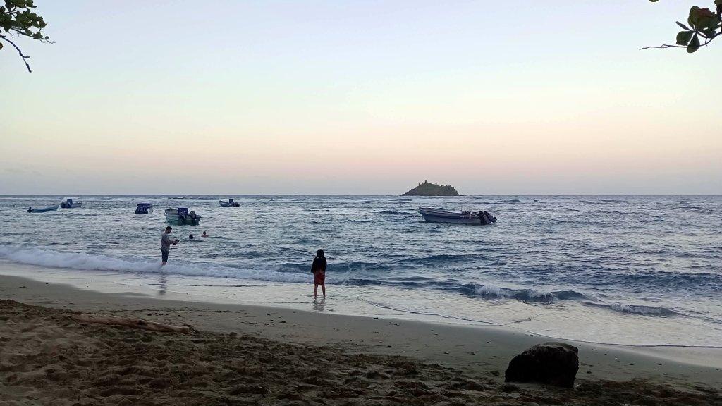 Playa Caleta e Isla Narza