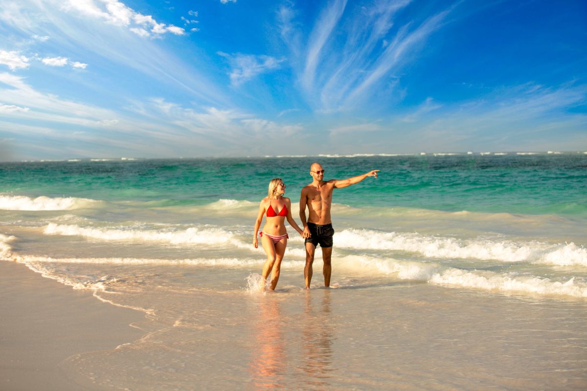 Pareja caminando en la playa