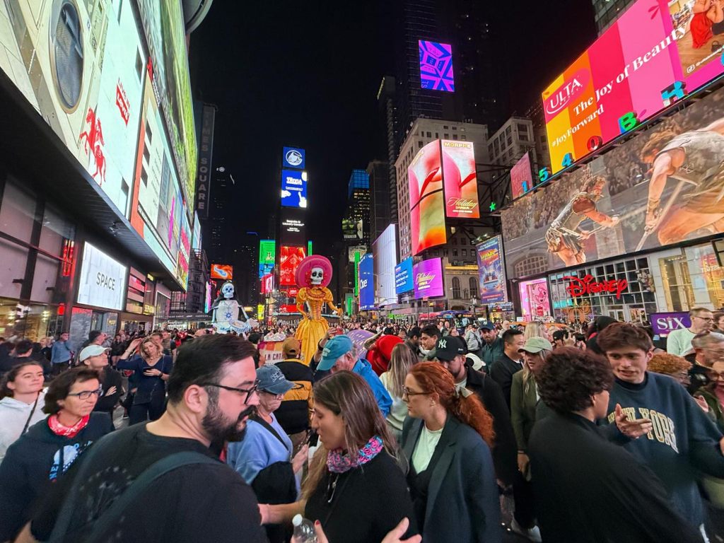 Catrina Monumental de Aguascalientes en el Times Square con gente