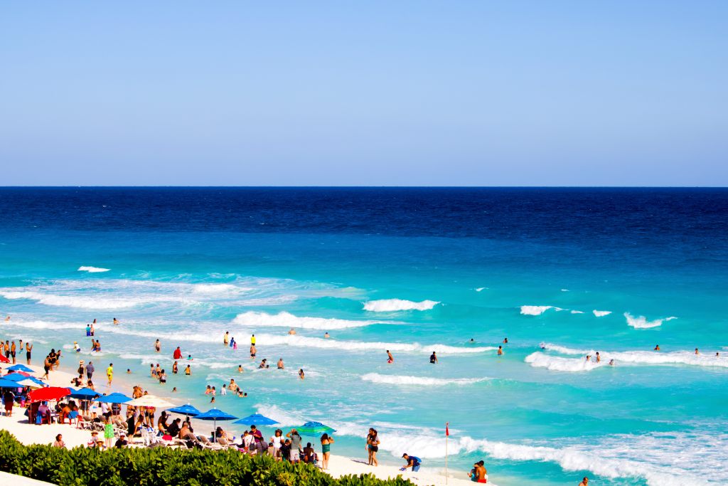 Turistas en una playa de Cancún