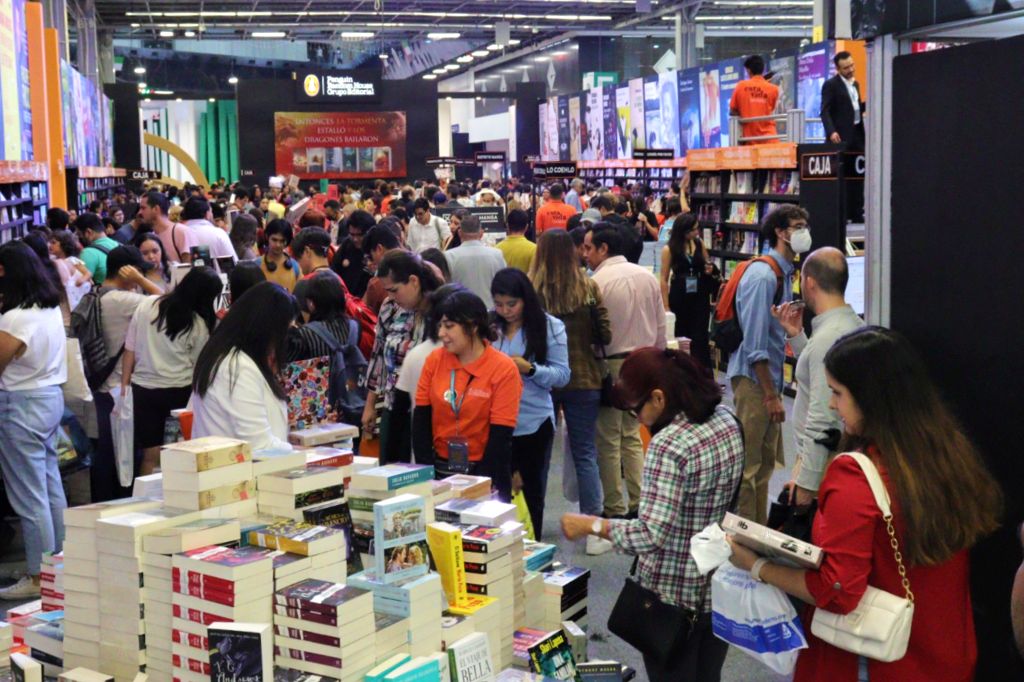 Gente en la Feria Internacional del Libro de Guadalajara