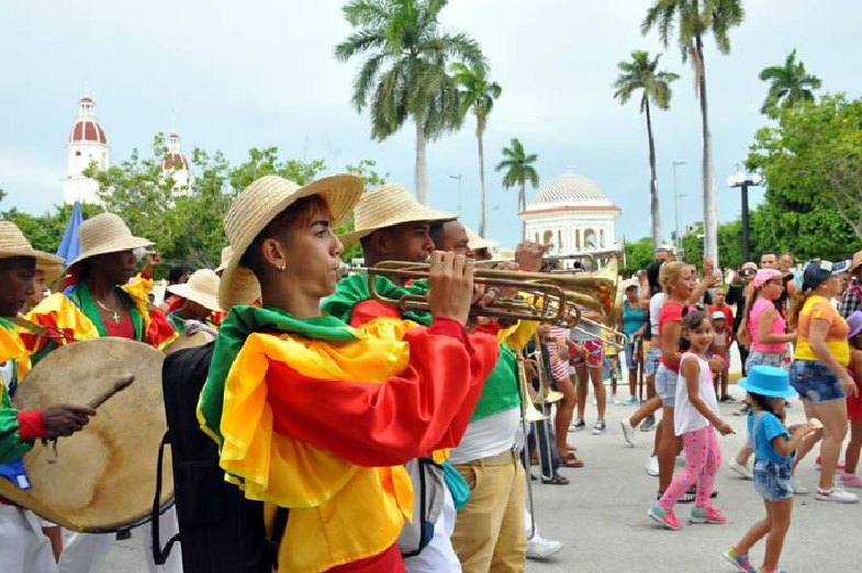 Celebración por las calles del Carnaval de Manzanillo